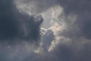 stürmisches Wetter und dunkle Wolken foto