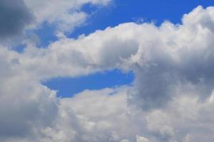 stürmisches Wetter und dunkle Wolken foto