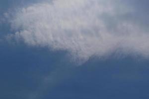 stürmisches Wetter und dunkle Wolken foto