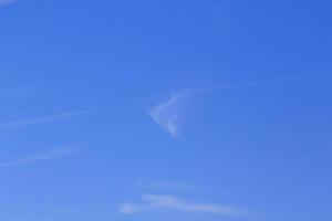 klarer blauer Himmel und weiße Wolken foto