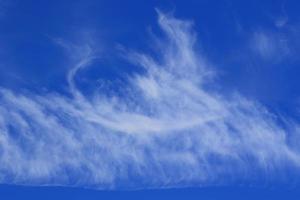 klarer blauer Himmel und weiße Wolken foto