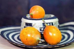 Granadilla, Frucht auf Sombrero Vueltiao foto