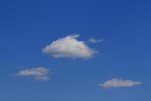 klarer blauer Himmel und weiße Wolken foto