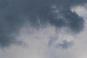 stürmisches Wetter und dunkle Wolken foto