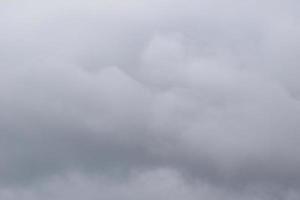 stürmisches Wetter und dunkle Wolken foto