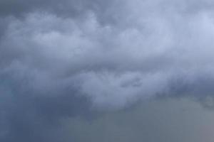 stürmisches Wetter und dunkle Wolken foto