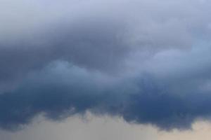 stürmisches Wetter und dunkle Wolken foto