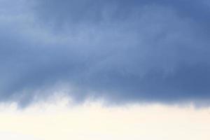 stürmisches Wetter und dunkle Wolken foto