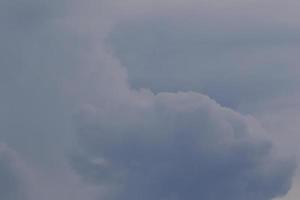 stürmisches Wetter und dunkle Wolken foto