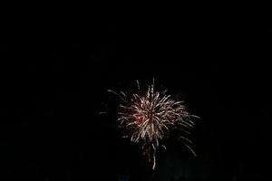 buntes feuerwerk am schwarzen himmel foto