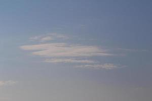 klarer blauer Himmel und weiße Wolken foto