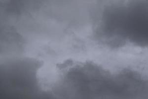 stürmisches Wetter und dunkle Wolken foto