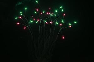 buntes feuerwerk am schwarzen himmel foto