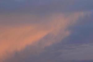 stürmisches Wetter und dunkle Wolken foto