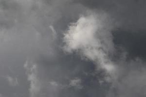 stürmisches Wetter und dunkle Wolken foto