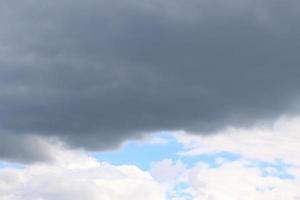 stürmisches Wetter und dunkle Wolken foto