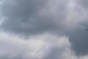 stürmisches Wetter und dunkle Wolken foto