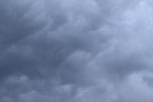 stürmisches Wetter und dunkle Wolken foto