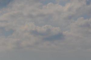 stürmisches Wetter und dunkle Wolken foto