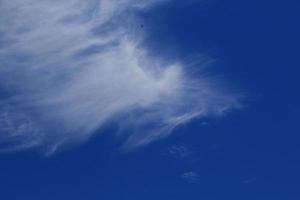 klarer blauer Himmel und weiße Wolken foto