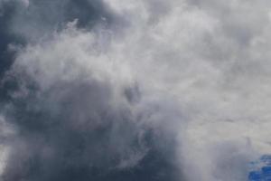 stürmisches Wetter und dunkle Wolken foto