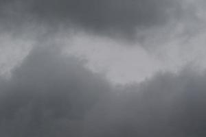 stürmisches Wetter und dunkle Wolken foto