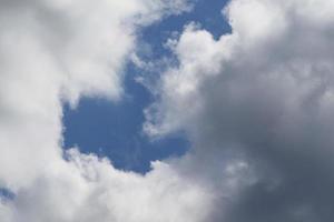 stürmisches Wetter und dunkle Wolken foto