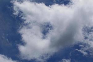 stürmisches Wetter und dunkle Wolken foto