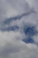 stürmisches Wetter und dunkle Wolken foto