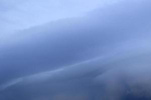 stürmisches Wetter und dunkle Wolken foto