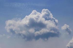 klarer blauer Himmel und weiße Wolken foto