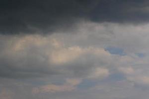 stürmisches Wetter und dunkle Wolken foto