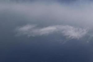 stürmisches Wetter und dunkle Wolken foto