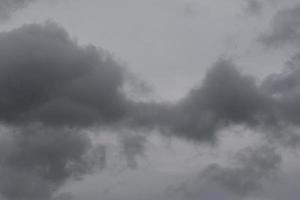 stürmisches Wetter und dunkle Wolken foto