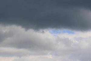 stürmisches Wetter und dunkle Wolken foto