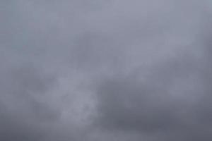 stürmisches Wetter und dunkle Wolken foto