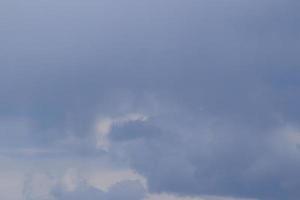 stürmisches Wetter und dunkle Wolken foto