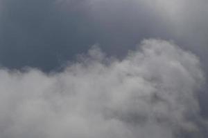 stürmisches Wetter und dunkle Wolken foto