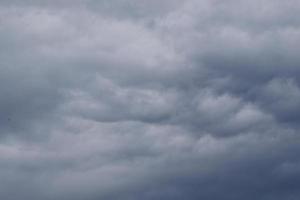 stürmisches Wetter und dunkle Wolken foto