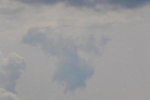 stürmisches Wetter und dunkle Wolken foto