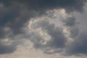 stürmisches Wetter und dunkle Wolken foto