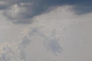 stürmisches Wetter und dunkle Wolken foto