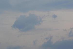 stürmisches Wetter und dunkle Wolken foto