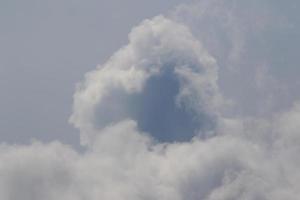 stürmisches Wetter und dunkle Wolken foto