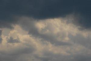 stürmisches Wetter und dunkle Wolken foto