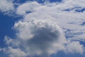 stürmisches Wetter und dunkle Wolken foto