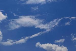 klarer blauer Himmel und weiße Wolken foto