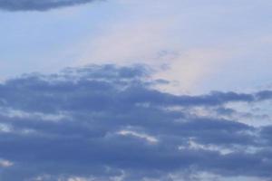 stürmisches Wetter und dunkle Wolken foto