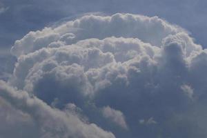 stürmisches Wetter und dunkle Wolken foto