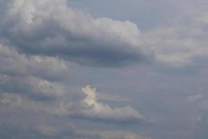 stürmisches Wetter und dunkle Wolken foto